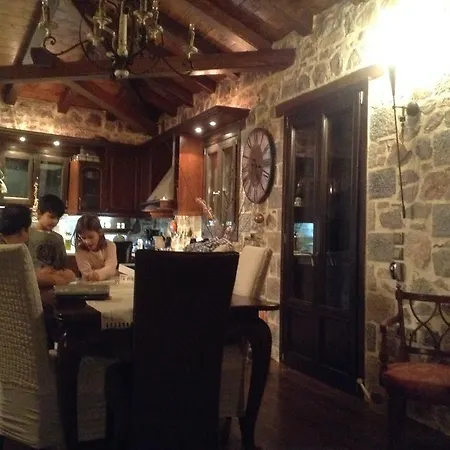 Vargiani Stone Retreat With Fireplace & View بيت للعطل *