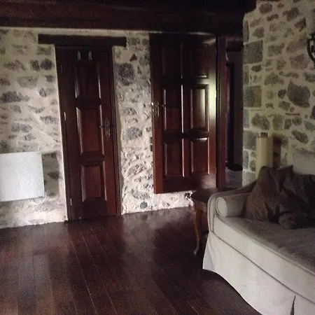بيت للعطل Vargiani Stone Retreat With Fireplace & View