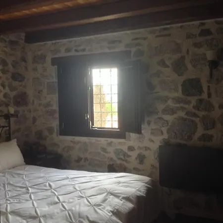 Vargiani Stone Retreat With Fireplace & View بيت للعطل Graviá