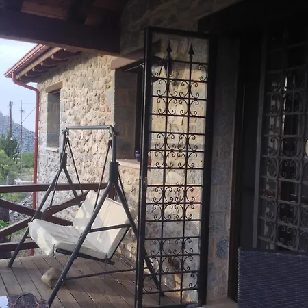Vargiani Stone Retreat With Fireplace & View بيت للعطل *