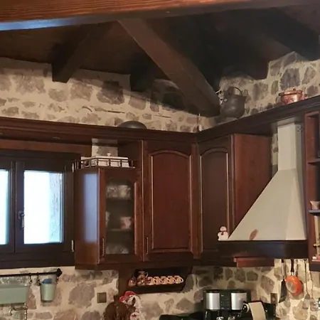 Vargiani Stone Retreat With Fireplace & View بيت للعطل